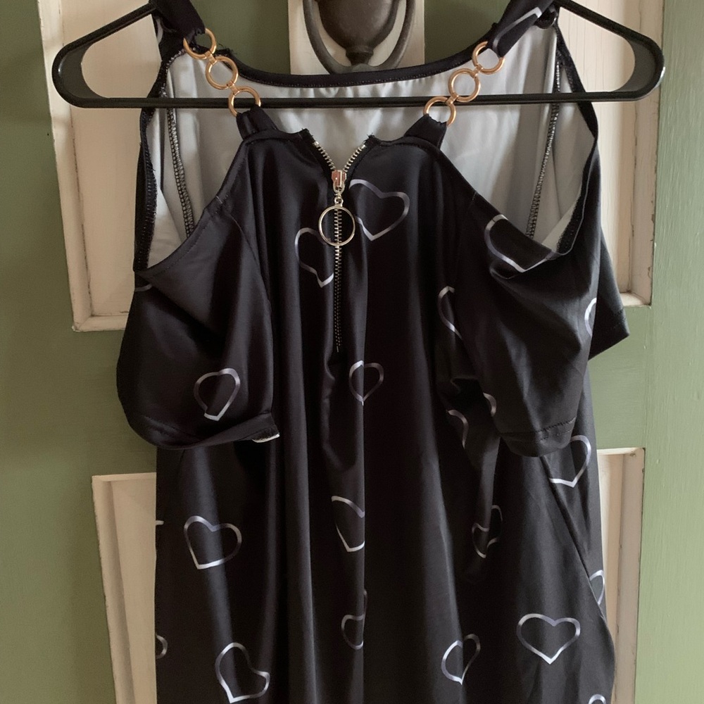 Cold shoulder heart print T-shirt with accent